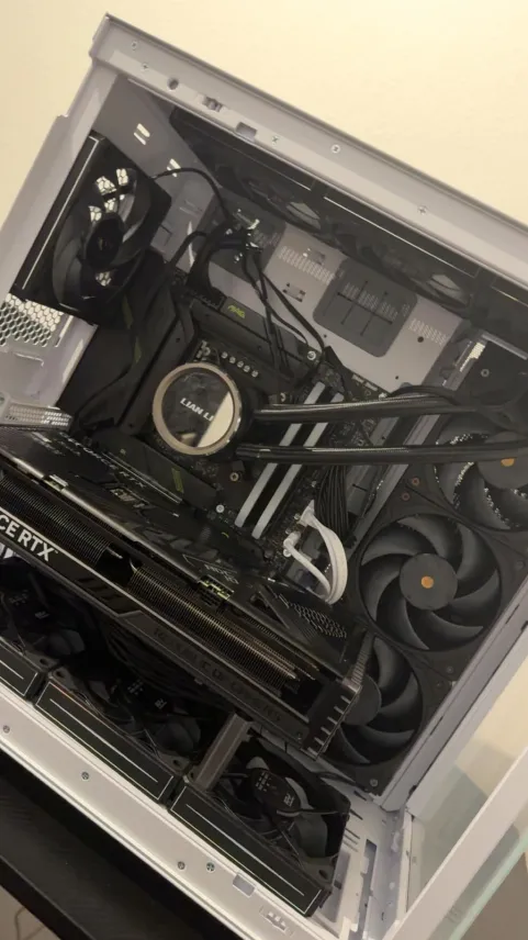 Selbst gebauter Gaming-PC mit AiO-Wasserkühlung und RGB-Beleuchtung